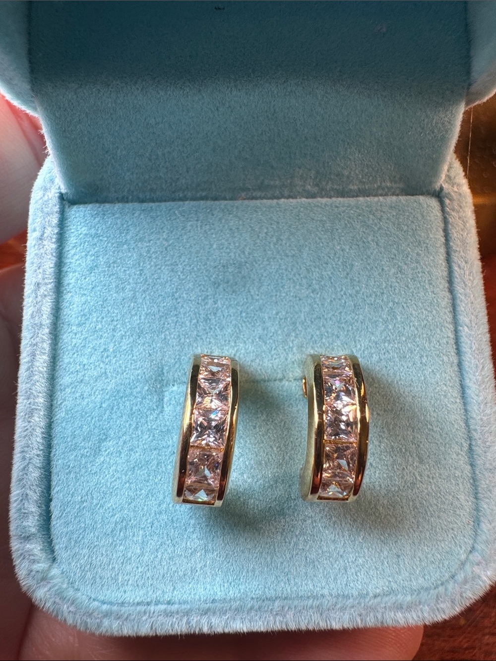 3276-Swarovski crystal elements post earrings. velvet box included.‎